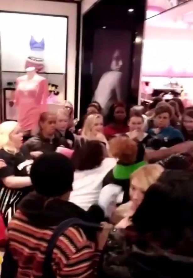 Black Friday 2014 Girls Fight In Victoria Secret Over Underwear  Lingerie 11/28/2014