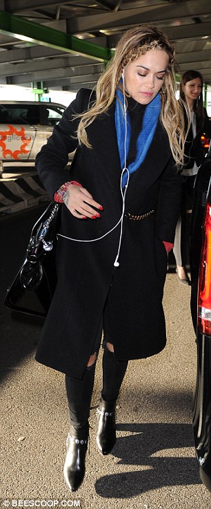 The blonde beauty looked stunning in her sophisticated style as she made her way through the airport