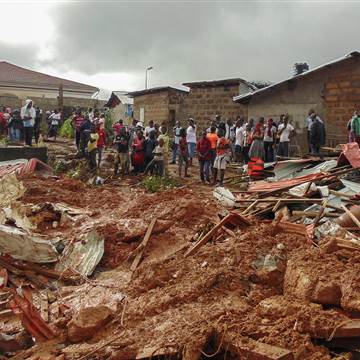 Image: Mudslide kills hundreds in Sierra Leone