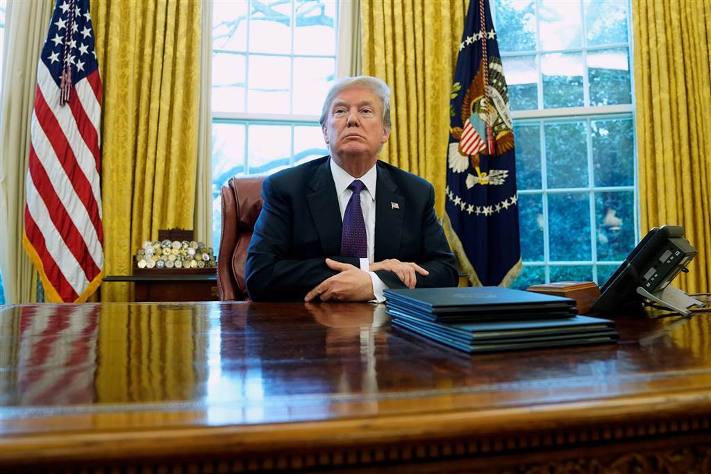 Image: Trump signs directives to impose tariffs on washing machines and solar panels in the Oval Office at the White House in Washington