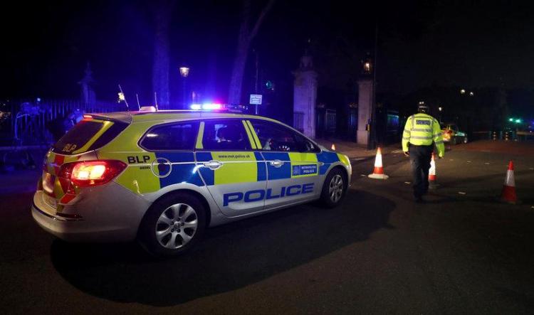 A police officer stands at a cordon after police arrested a man carrying a knife outside Buckingham Palace in London, Britain, August 25, 2017. REUTERS/Hannah McKay