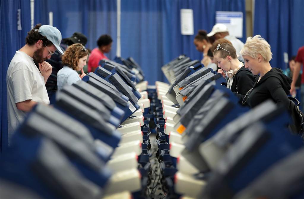 Image: Voters cast ballots for the presidential election at an early voting site in Chicago