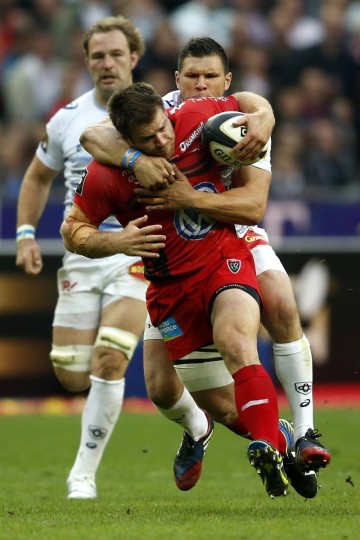 Toulon's Craig Burden struggles with Castres' Remy Grosso (back) in their French rugby union final at the Stade de France Stadium in Saint-Denis, near Paris, (Benoit Tessier/Reuters)