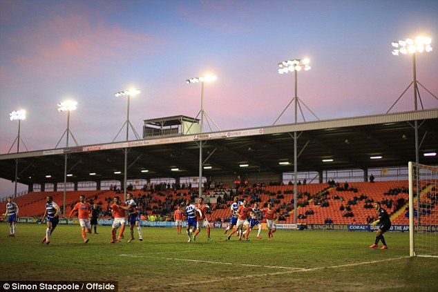 Blackpool and Reading battle out their 1-1 draw amid the backdrop of nearly-empty stands