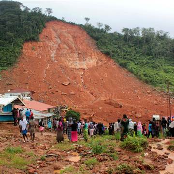 Image: Mudslide kills hundreds in Sierra Leone