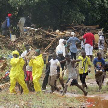 Image: Mudslide kills hundreds in Sierra Leone