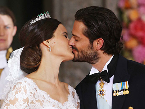 Sofia Hellqvist and Carl Philip kissed in front of their 550 guests. 