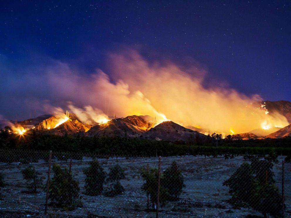 PHOTO: The Thomas Fire burns along a hillside near Santa Paula, Calif., on Dec. 5, 2017.p itemprop=