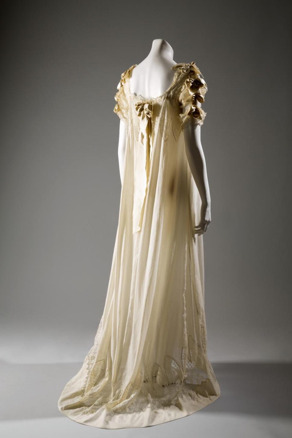 A nightgown in cotton with bobbin lace and silk ribbon, a U.S. garment from 1907.