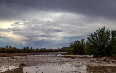 Deadly flash flood hits Arizona swimming hole 