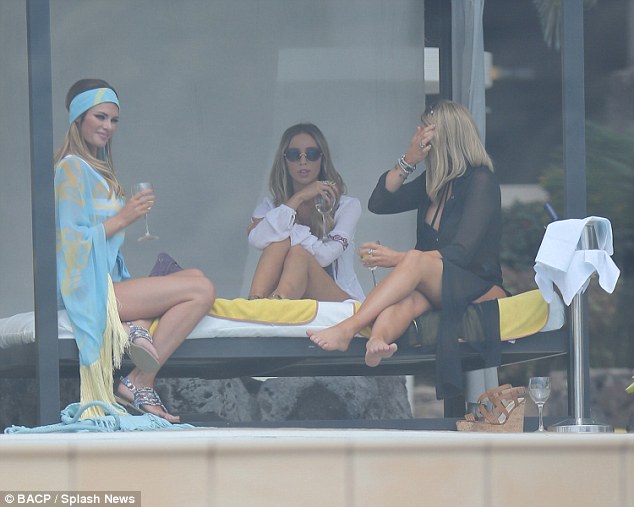 Elsewhere on the island...: Chloe  joined Lauren and Danielle  for a glamorous-looking discussion