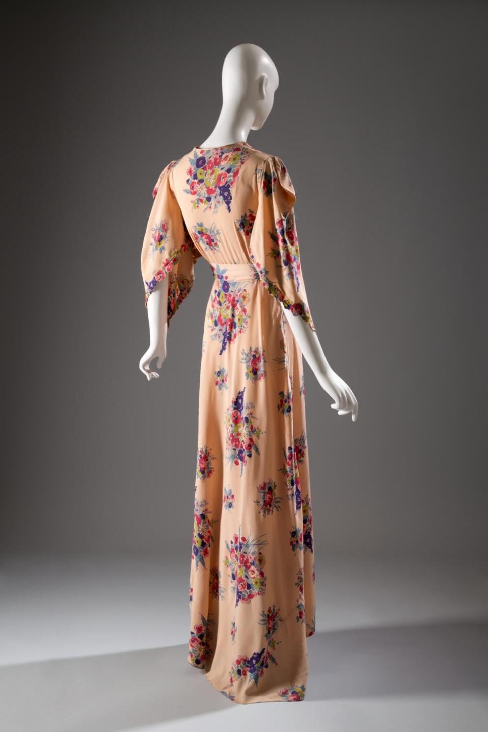 A lounging robe in printed rayon, a U.S. garment, circa 1942, from Jay Thorpe.