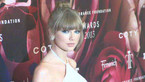 Play Video - Taylor Swift Shines at Fragrance Awards